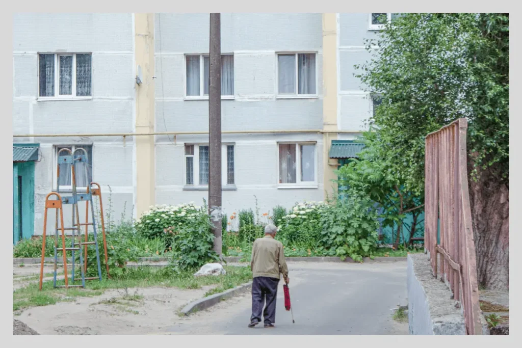 Житель Суража идет по двору рядом с центральной улицей города. Фото: Серафим Миронов.