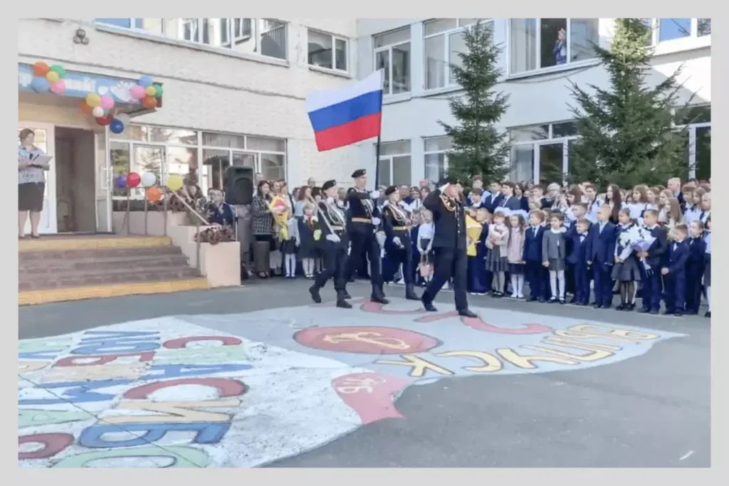 Вынос флага кадетами 10 класса школы № 58 в Брянске 1 сентября 2022 года. Фото: Скриншот видео школы № 58 (г. Брянск), YouTube.