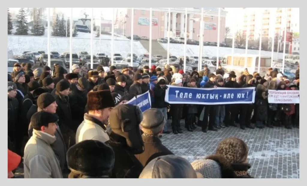 Митингующие стоят с&nbsp;плакатами на&nbsp;пикете в&nbsp;Уфе за&nbsp;возвращение регионального компонента в&nbsp;систему образования, декабрь 2008&nbsp;года, Башкортостан. Фото: паблик ВКонтакте «КҮК БҮРЕ [Кук Буре]».