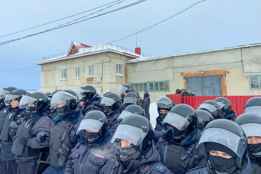 Полиция перекрыла проход к&nbsp;Баймакскому районному суду 17&nbsp;января, Башкортостан. Фото: специальный корреспондент «Верстки».