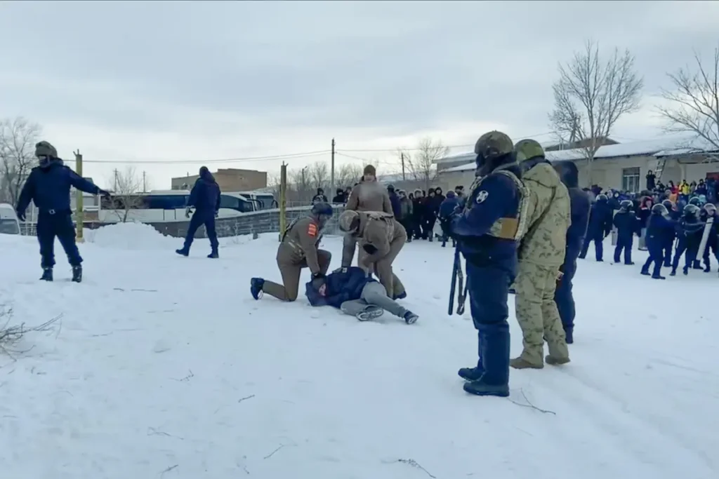 Полиция задерживает протестующих в&nbsp;день оглашения обвинительного приговора Фаилю Алсынову в&nbsp;Баймакском районном суде 17&nbsp;января, Башкортостан. Фото: специальный корреспондент «Вёрстки».