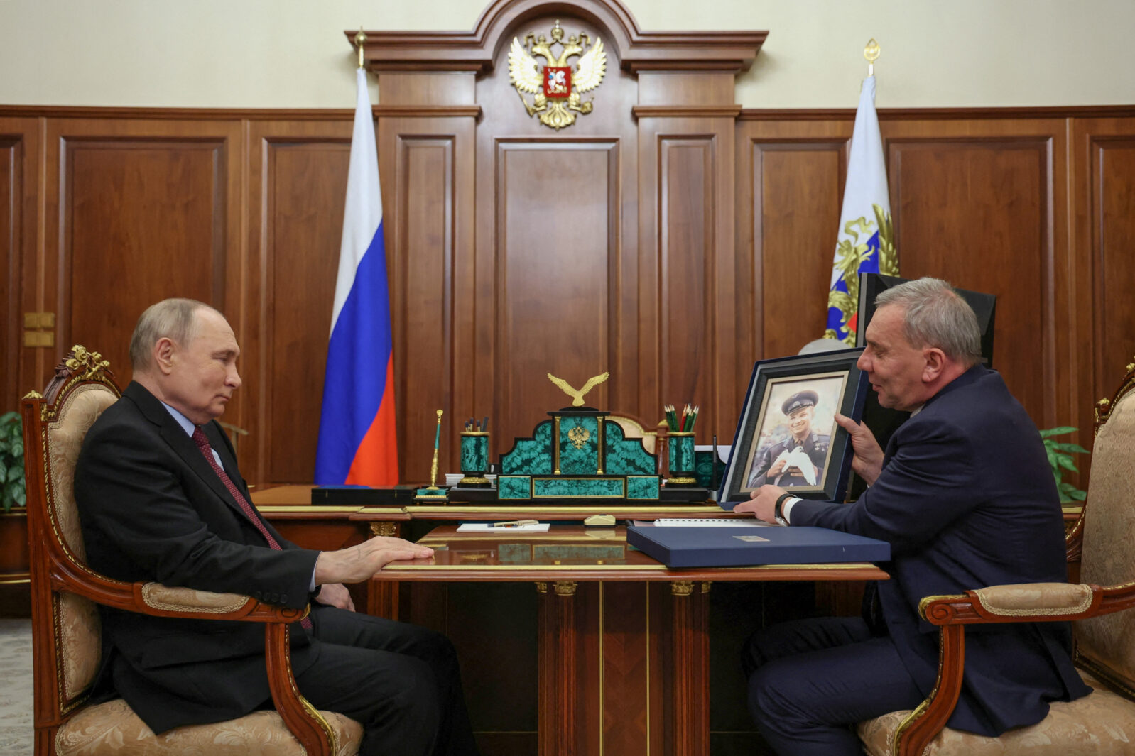 Владимир Путин на&nbsp;встрече с&nbsp;генеральным директором «Роскосмос» Юрием Борисовым в&nbsp;Кремле