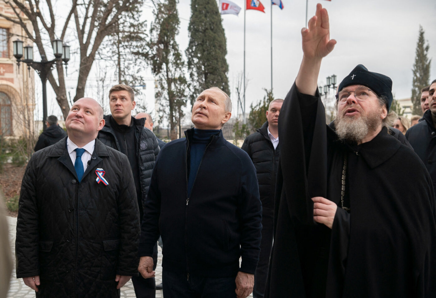 Губернатор Севастополя Михаил Развожаев, Владимир Путин и&nbsp;митрополит Тихон (Шевкунов) в&nbsp;государственном музее-заповеднике «Херсонес Таврический» в&nbsp;Севастополе