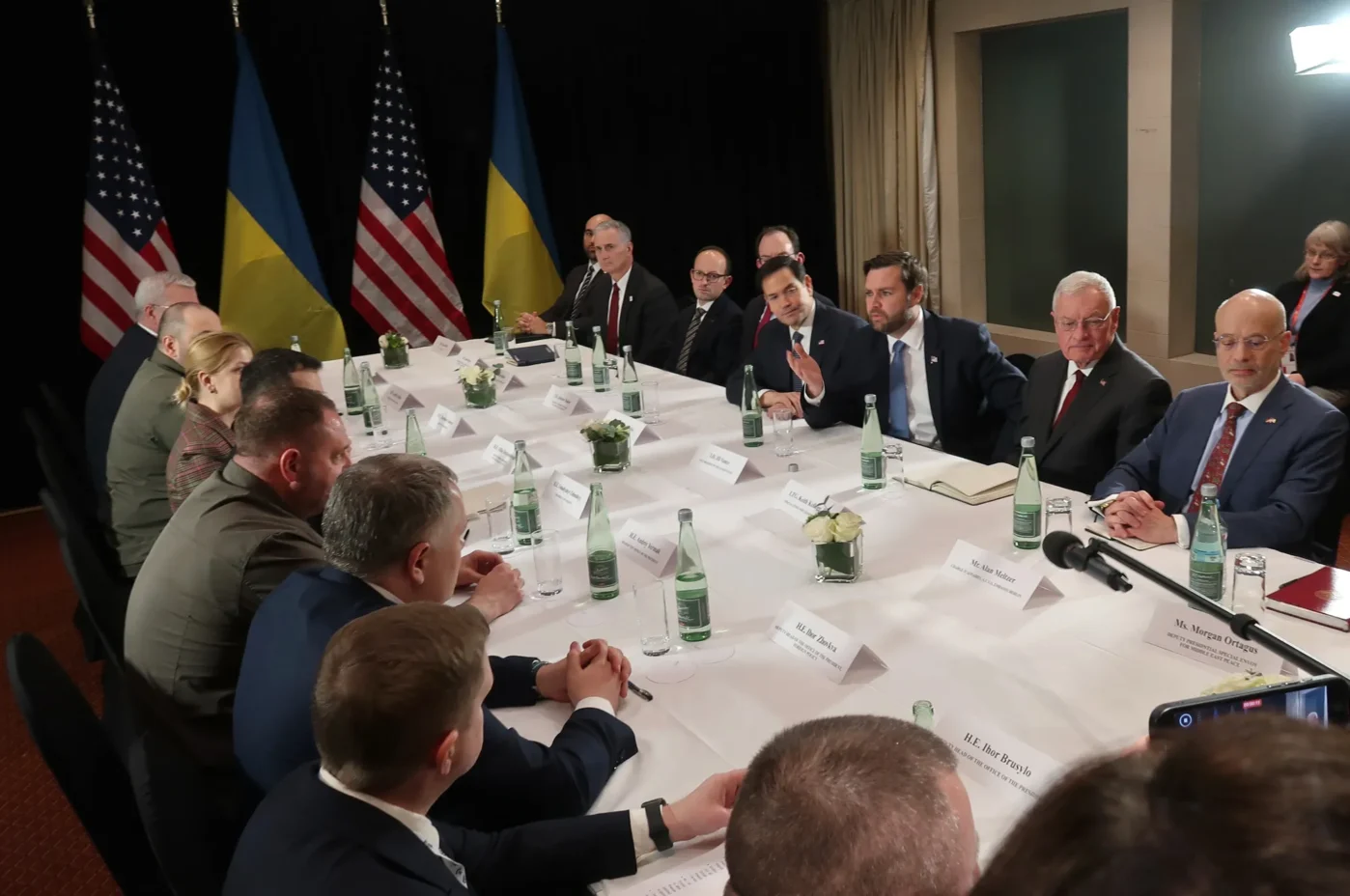Специальный посланник США по Украине и России Кит Келлог и вице-президент США Дж. Д. Вэнс во время встречи на 61-й Мюнхенской конференции по безопасности
