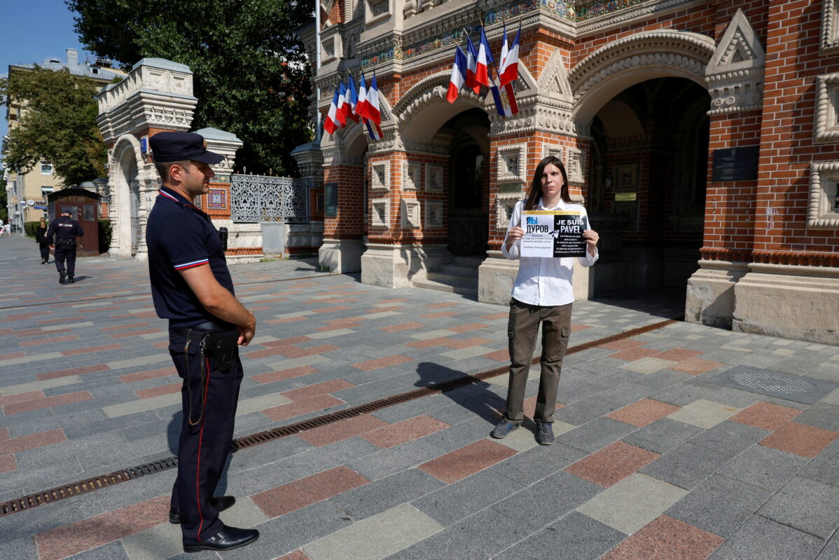 Участница одиночного пикета демонстрирует плакат с надписью «Я — Павел Дуров» во время акции протеста против ареста Павла Дурова у здания посольства Франции в Москве