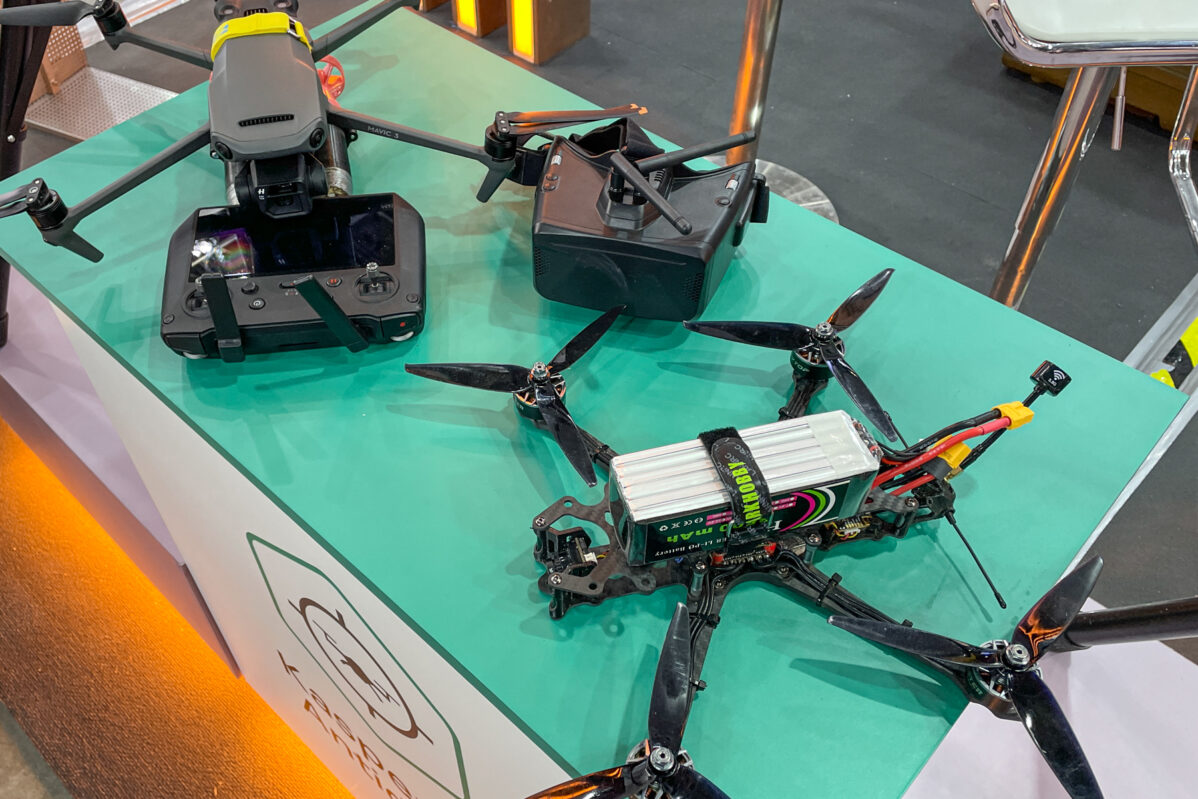 Самые востребованные и популярные на войне FPV-дроны, как правило квадрокоптеры. Это дешевые камикадзе, которыми нужно управлять с помощью пульта
