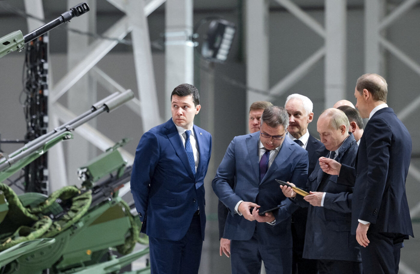 Министр промышленности и торговли Антон Алиханов (слева) во время осмотра Путиным выставки вооружения и военной техники «Мотовилихинских заводов» в Перми