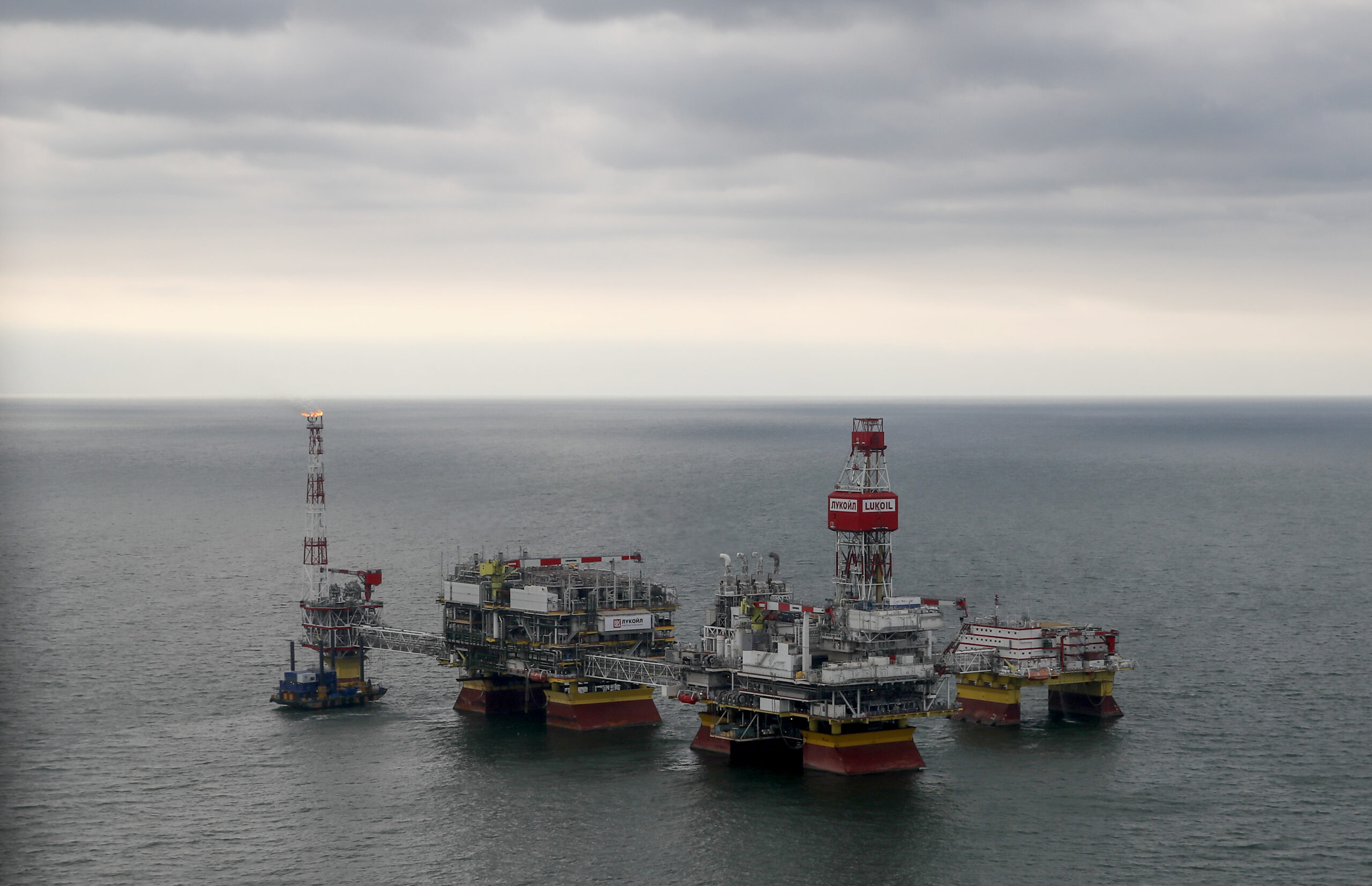 Украинские дроны впервые ударили по нефтяной платформе «Лукойла» в Каспийском море