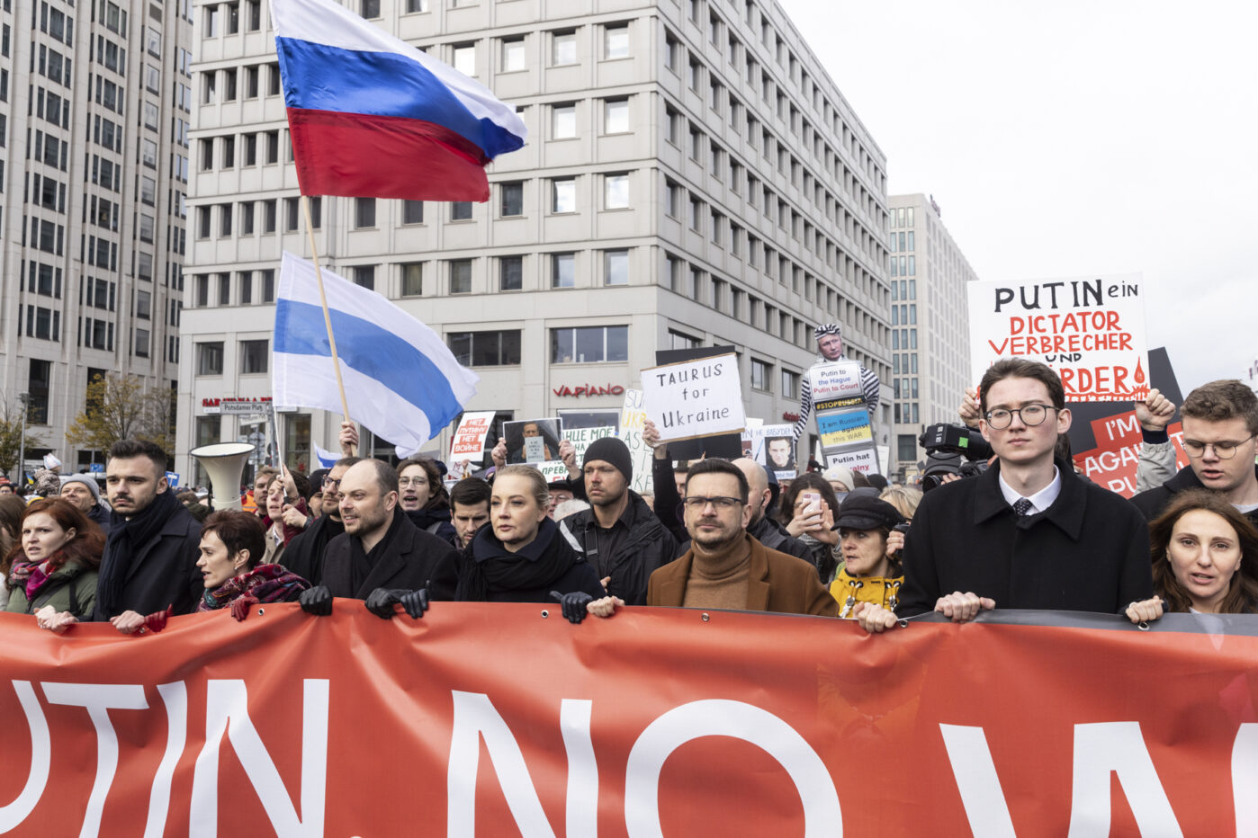 Юлия Навальная, Владимир Кара-Мурза и&nbsp;Илья Яшин вместе с&nbsp;протестующими идут к&nbsp;посольству России в&nbsp;Берлине во&nbsp;время антивоенной демонстрации