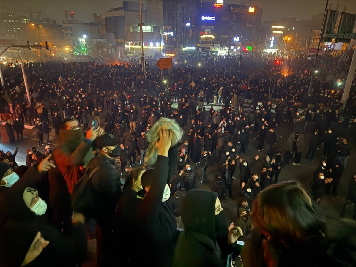 Почему начались протесты в Иране, чего требуют участники, как реагируют власти и США обрушится ли режим аятолл
