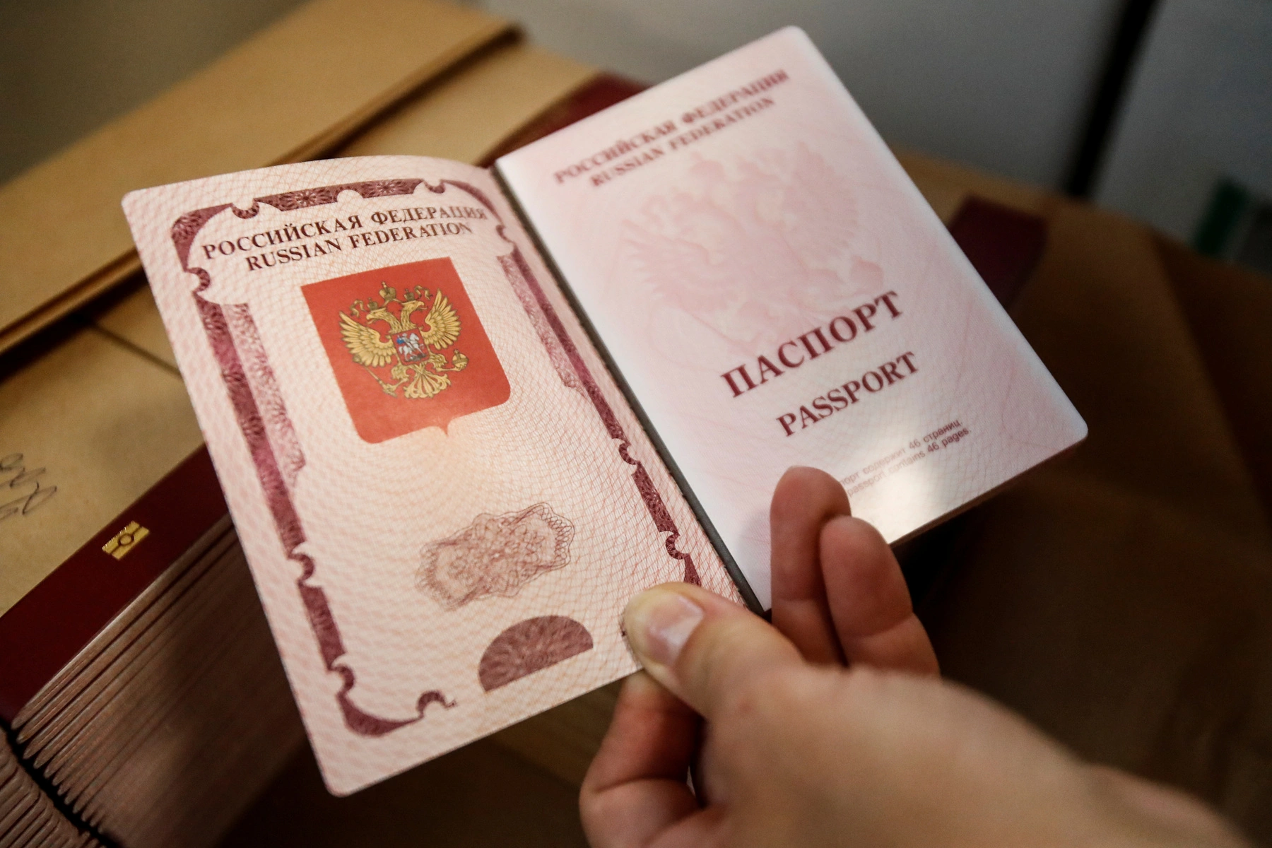 В крупных городах оказались перегружены отделы МВД, выдающие загранпаспорта