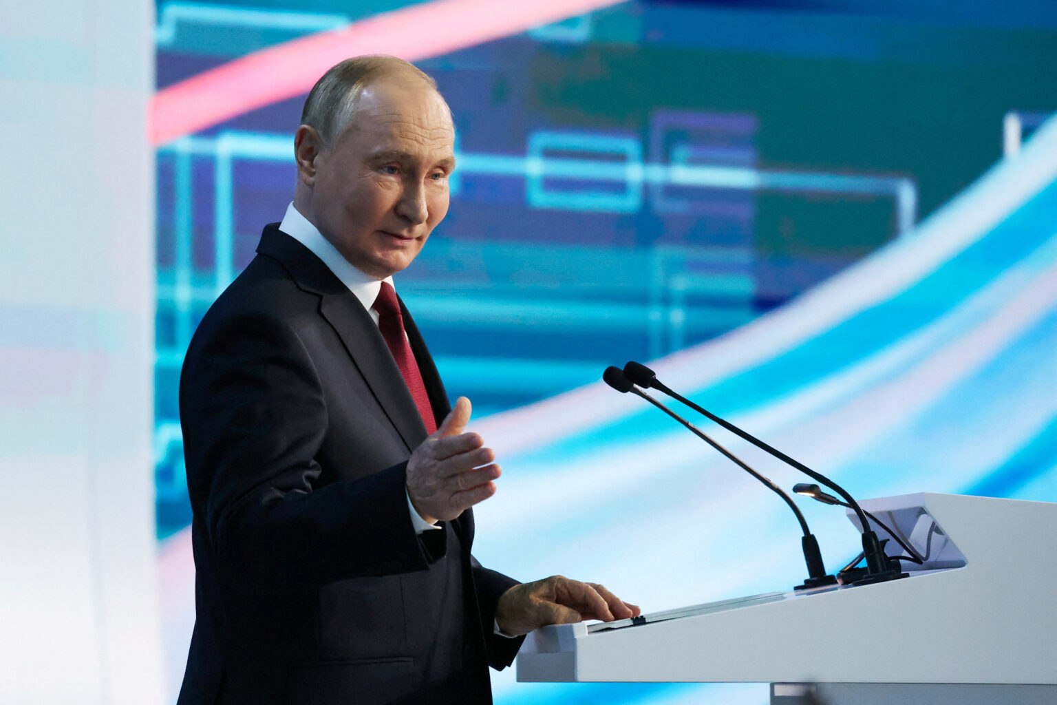 Владимир Путин заявил о необходимости балансировать между безопасностью и интересами граждан при ограничении интернета