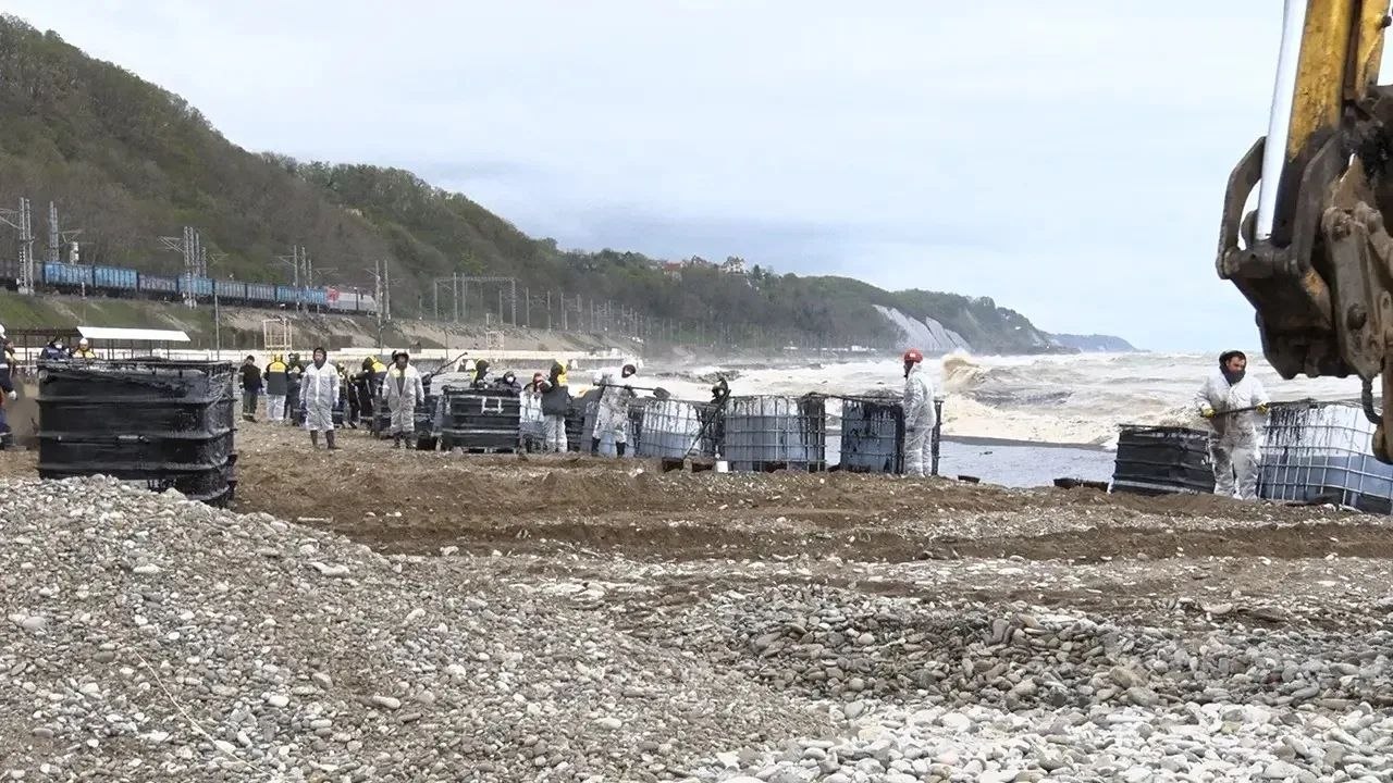 Нефтепродукты попали в Чёрное море и на береговую линию Туапсе после атак беспилотников