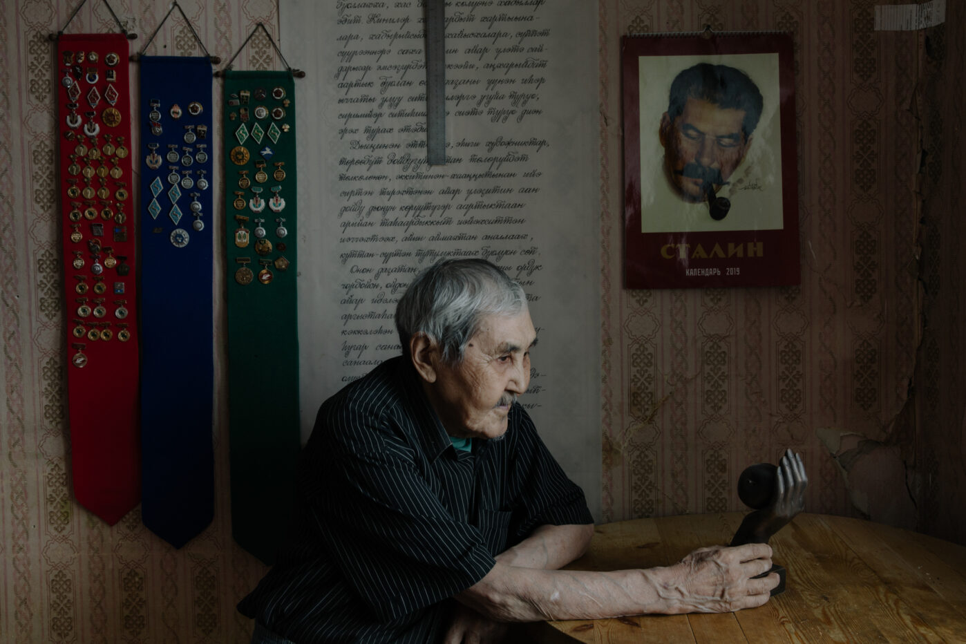 Косторез Георгий Родионов из Якутии в своей мастерской за несколько дней до «выселения» по причине аварийного состояния здания
