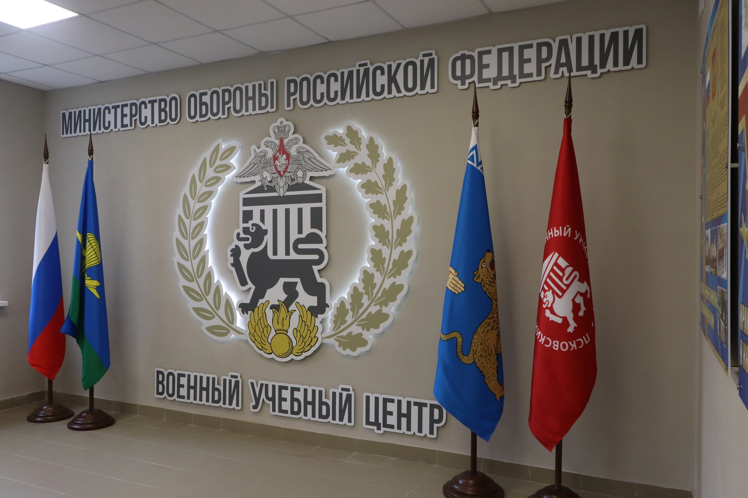 Вузы отчисляют студентов военно-учебных центров при университетах и взыскивают с них полную стоимость обучения за отказ подписывать контракт с Минобороны