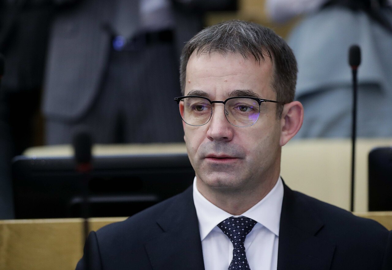 Дмитрий Певцов заявил, что покинувшие Россию после 2022 года артисты должны публично извиниться перед страной, если хотят вернуться и продолжить работу