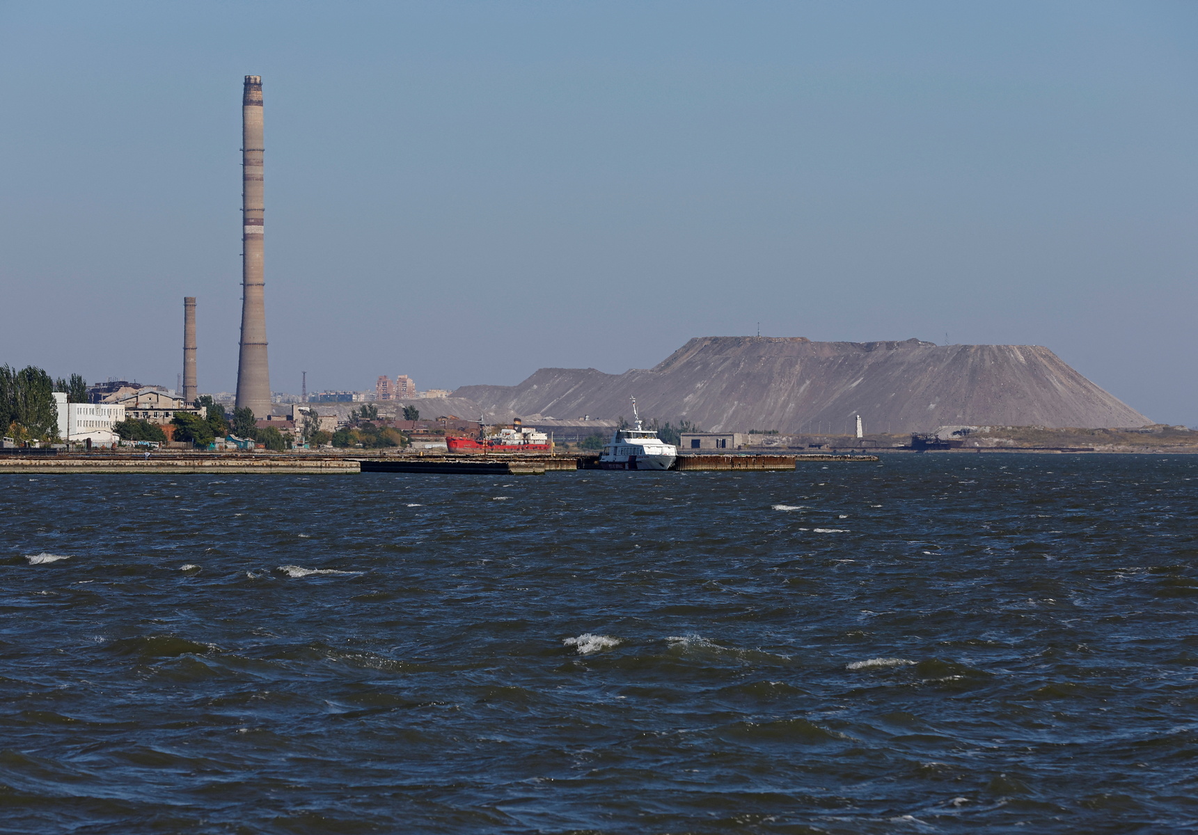 После атак ВСУ на суда в Азовском море Россия готовит альтернативные маршруты поставок. Ограничения уже затронули экспорт зерна и работу южных портов