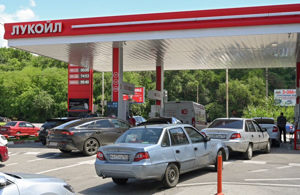 Очередь из&nbsp;автомобилей на&nbsp;автозаправке «Лукойл» в&nbsp;Ростове-на-Дону