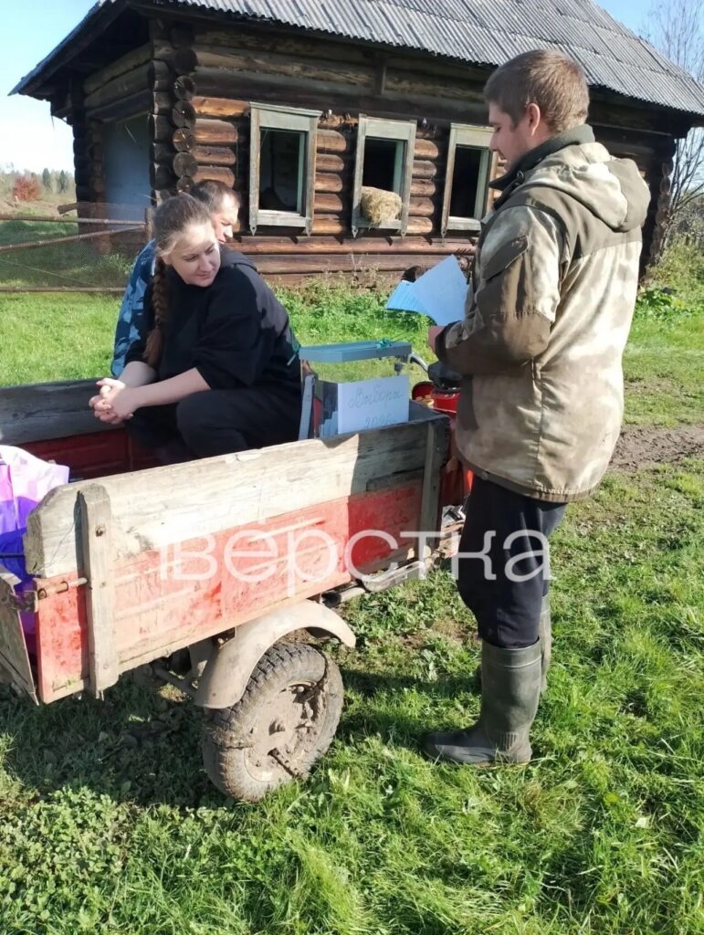 На досрочном этапе выборов в&nbsp;Госдуму россияне начали голосовать на&nbsp;пеньках, телегах и&nbsp;капотах машин