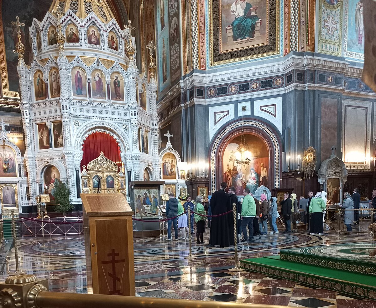 В иконостасе Троицкого собора Троице-Сергиевой лавры оригинал «Троицы» Андрея Рублёва временно заменили копией на время проверки витрины
