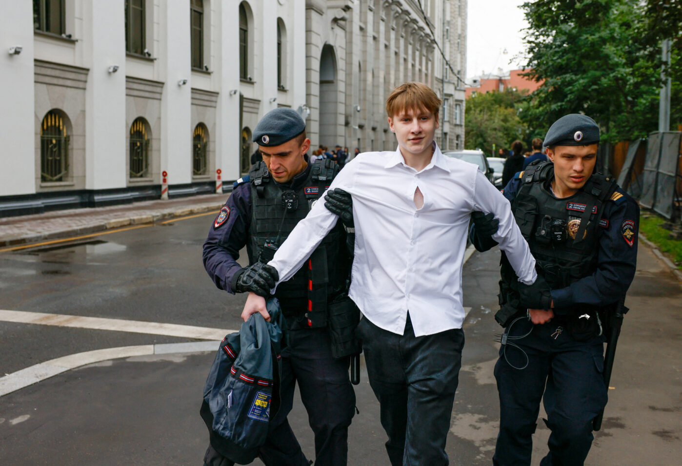 Протесты у&nbsp;здания Верховного суда в&nbsp;Москве, где проходило слушание по&nbsp;вопросу о&nbsp;запрете участия партии «Яблоко» в&nbsp;парламентских выборах